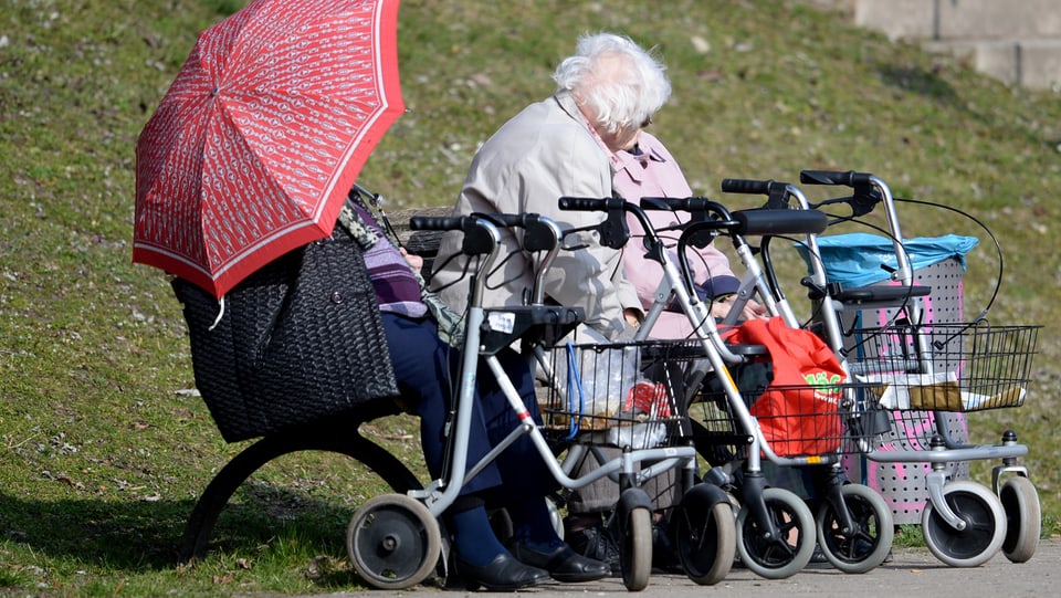 Maletg simbolic: Seniors che fan in paus sin in banc