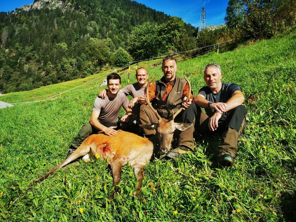 Vier Jäger mit Hirsch.