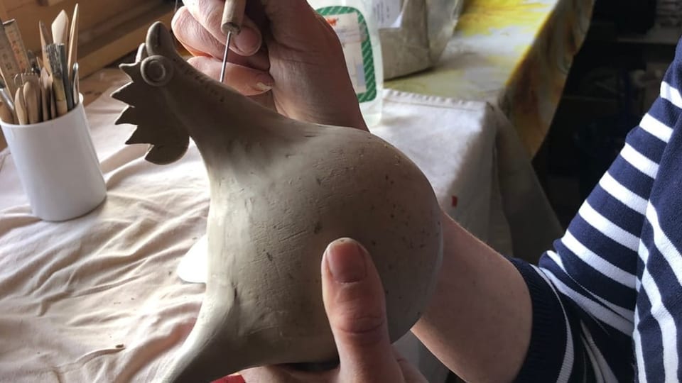 Carmelia Casanova vid ina giaglina d'arschiglia Eine Henne aus Ton entsteht.