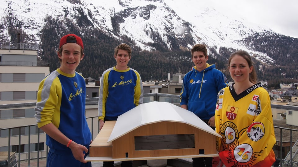 Aline Heuberger ed ils 3 frars portan il model da la halla da glatsch