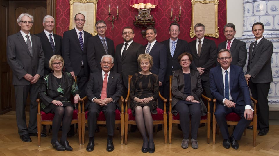 Inscunter a Berna cun la deputaziun grischuna. Fotografia: retscha davos: Gian Ramming, Hansjörg Hassler, Martin Candinas, Duri Blumenthal, Adrian Camartin, Claudio Spescha, Martin Schmid, Urs Cadruvi, Heinz Brand, Stefan Engler. Davant: Beatrice Baselgia, Oscar Knapp, Eveline Widmer-Schlumpf, Corina Casanova e Mariano Tschuor.