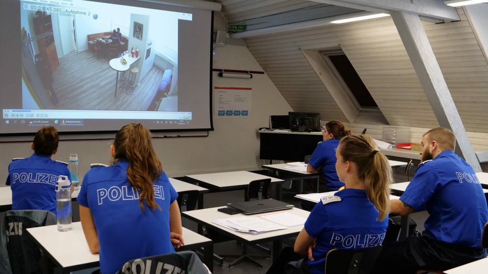 Futurs policists en scolaziun. 