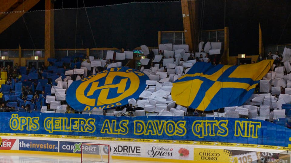 Ils fans dal HCD cun ina coreografia nua ch'ins vesa las colurs dal club. 
