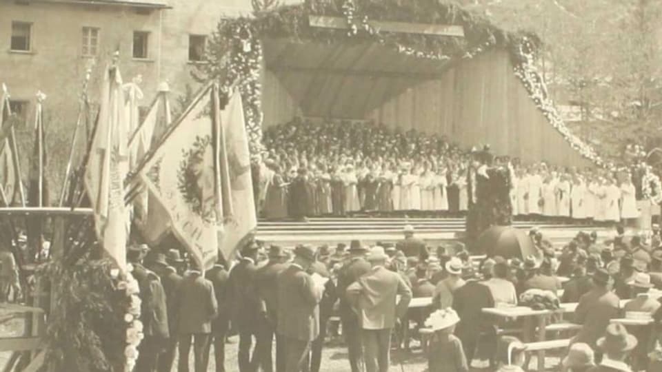 nair ed alv – fotografia veglia dal 1920 da la festa da chant a Zernez