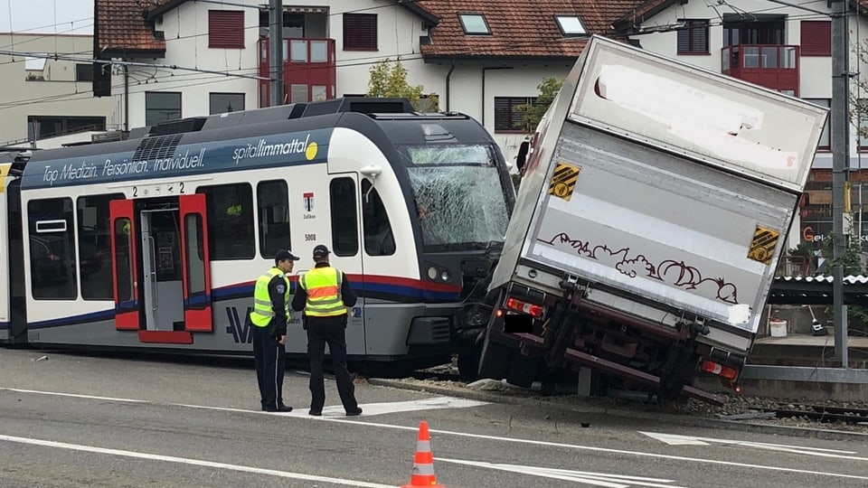 Collisiun tranter tren e camiun. 