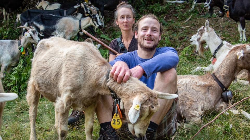 Il pèr pastur da l'Alp Falla Gesa e Benjamin.