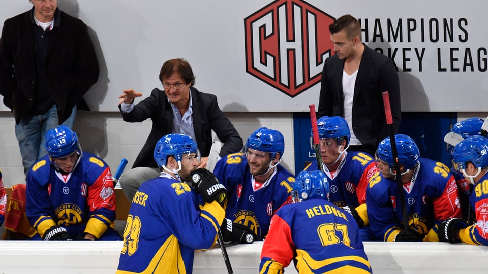 L'equipa dal HCD durant ina partida da la CHL. 