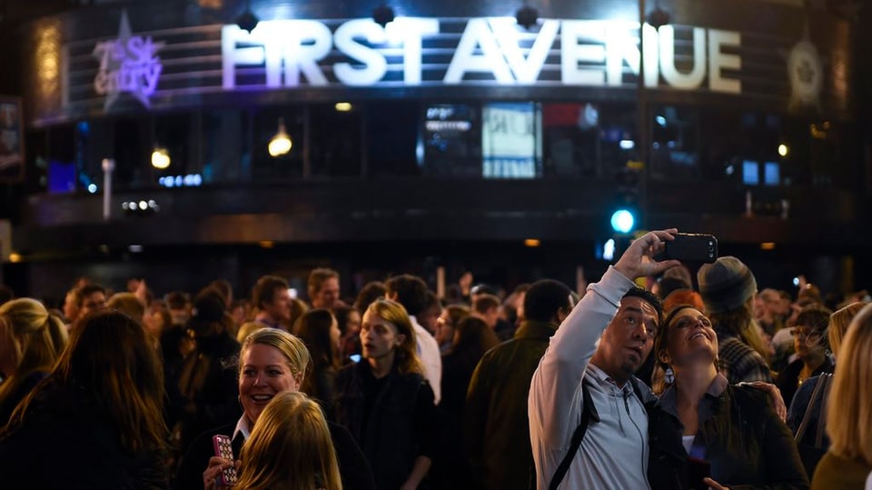 Fans sa chattan davant il club e fan selfies. 
