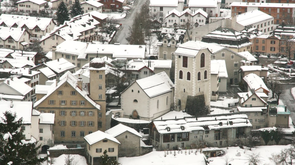 La chasa gronda e la baselgia evangelica da Glion l'enviern.