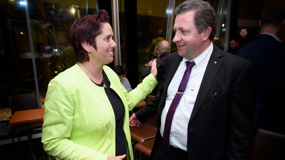 Isabelle Chevalley dals Verdliberals e Jacques Nicolet da la PPS scrolan ils mauns. 