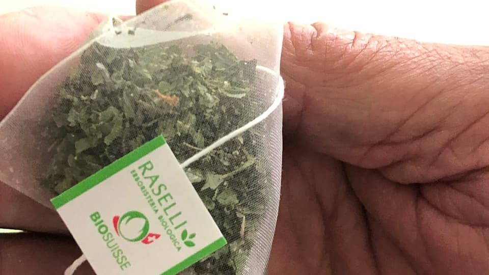 La famusa piramida da té che cuntegn ervas biologicas Raselli. Thebeutel in Pyramidenform von Raselli.
