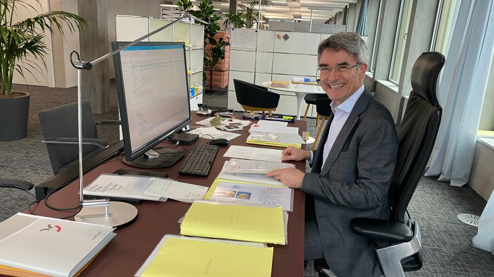 Il plaz da lavur da Mario Cavigelli Purtret da Mario Cavigelli davos ses pult en biro