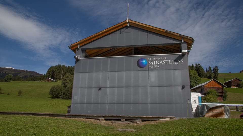 Il bajetg da l'observatori che po mover ses tetg per observar il tschiel. 