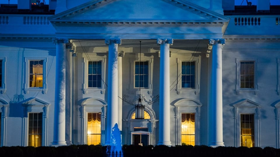 la chas'alva a Washington, saira, ils quatter pilasters èn illuminads