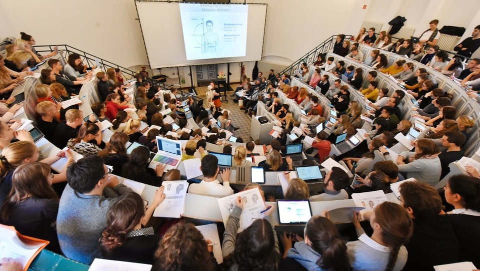 Ina sala da l'universitad bain plaina. 