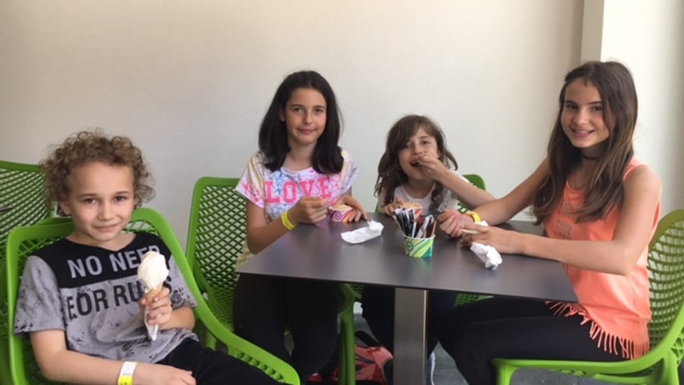 Kinder und Jugendchor Prättigau Purtret dals uffants durant mangiar glatsch.