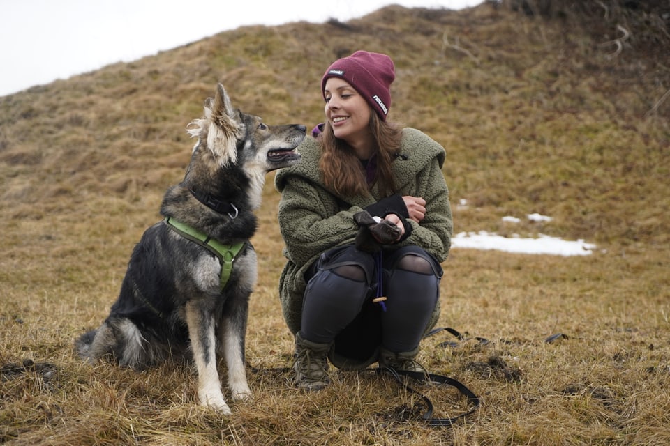 Simona Demarmels mit ihrem Hund Chenook