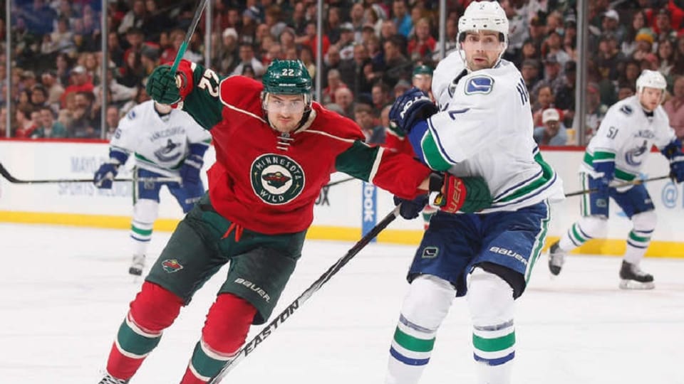 Nino Niederreiter en acziun en la National Hockey League americana.