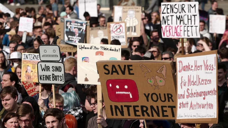 Sin ils placats statti er "Wir sind  keine Bots" u "Zensur im net macht Verlage fett".