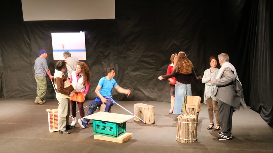 Scena ord dal teater "La lingia blaua"