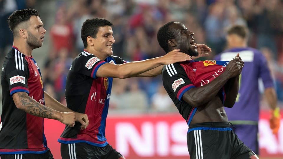 Giugaders da ballape celebreschan in gol.