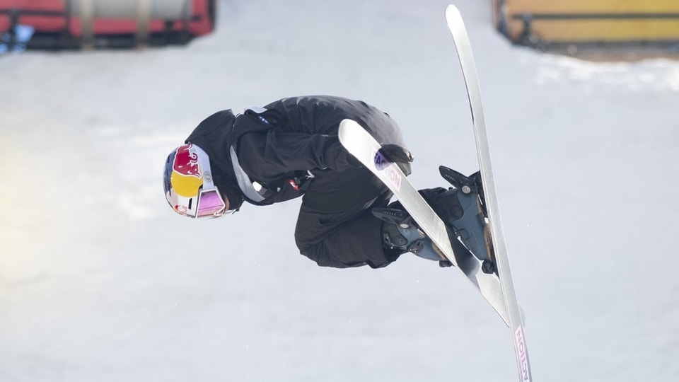 Ina skiunza che fa in salto en l'aria.