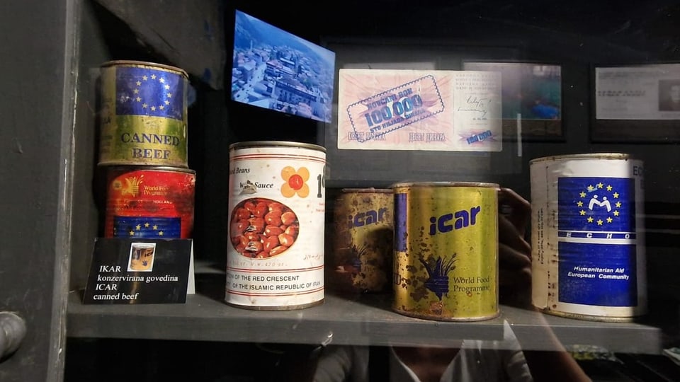 Conservas da icar En il museum chattan ins anc las conservas da charn da la guerra da Vietnam che vegnivan tramissas a Sarajevo.