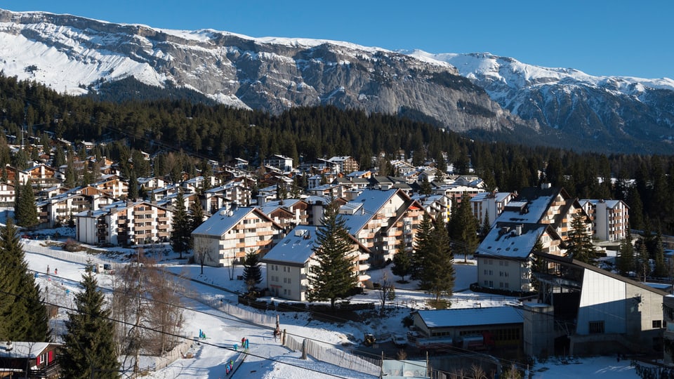 Vista sin ina part da Laax cun chasas da pliras famiglias, nua ch'i dat bleras abitaziuns da vacanzas.