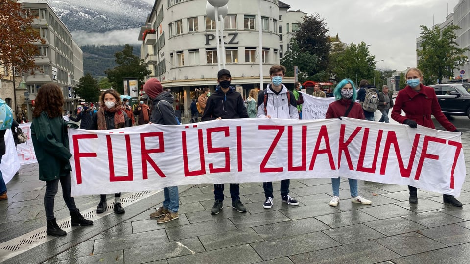 Giuvenils vid protestar per il clima.