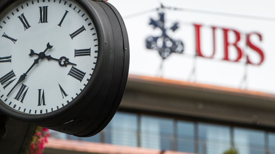 Ina ura davos il loga da la banca UBS. 