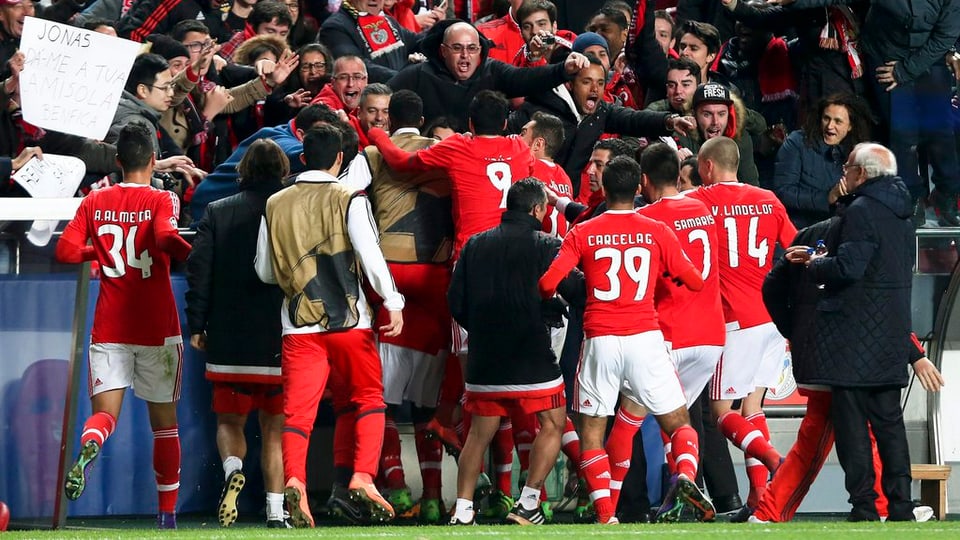 Benfica Lissabon celebrescha la victoria encunter Zenit St. Petersburg.