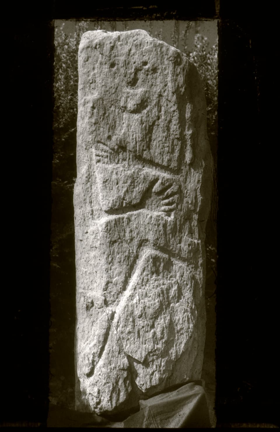 La stela da Sietschen/ Lumbrein. La stela mussa ina figura arcaica, stilisada. In um cun ina cuntgadella.