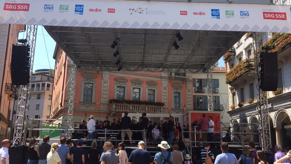 Purtret da la tribuna sin la Piazza Riforma.