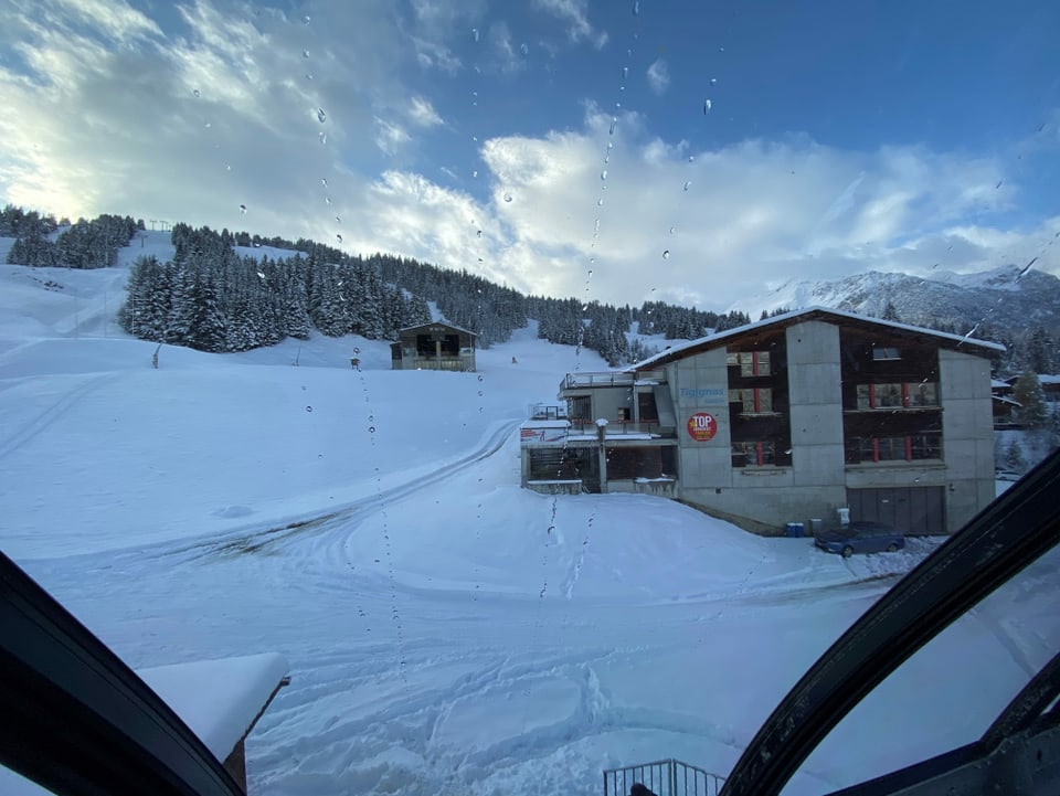 Vista sin l'ustaria e l'anteriura staziun da la sutgera a Tigignas. Gia vegnì demontà è il pitschen trenin che manava ils pedunz en l'ustaria.