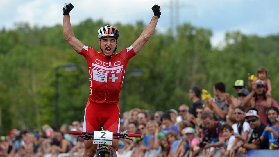 Nino Schurter sa legra da la prima victoria da la stagiun. 