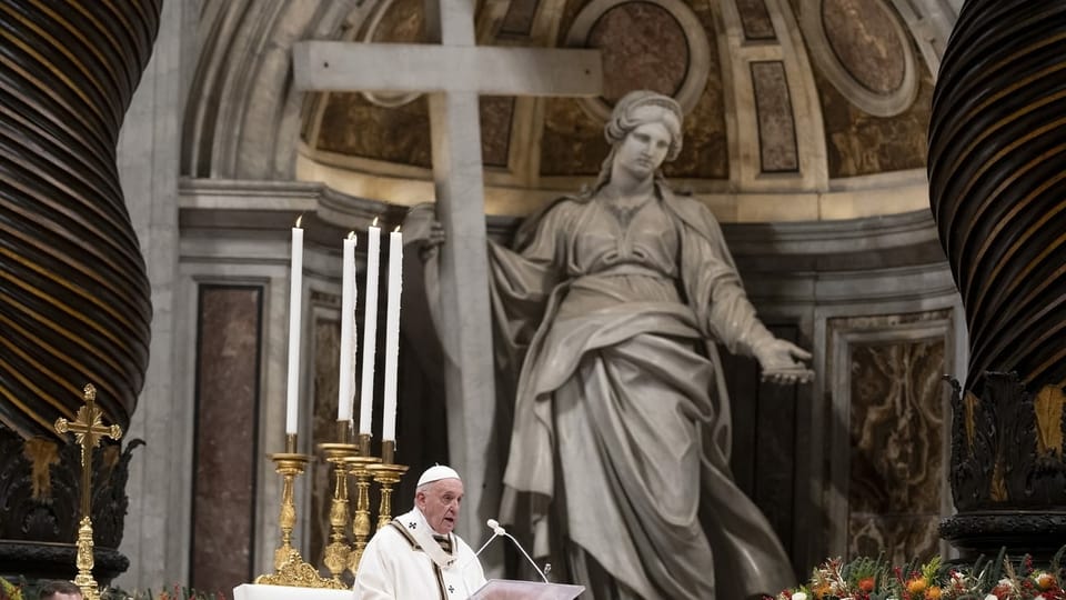Papa Francestg durant la messa en il Vatican.