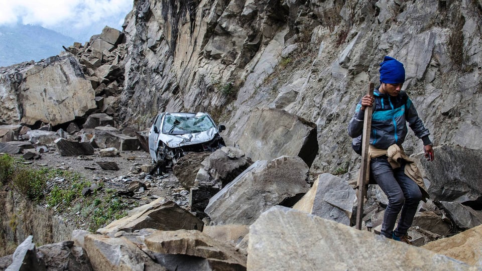 Nepalais vid viagiar sur tras la regiun da Langtang en il Nepal.