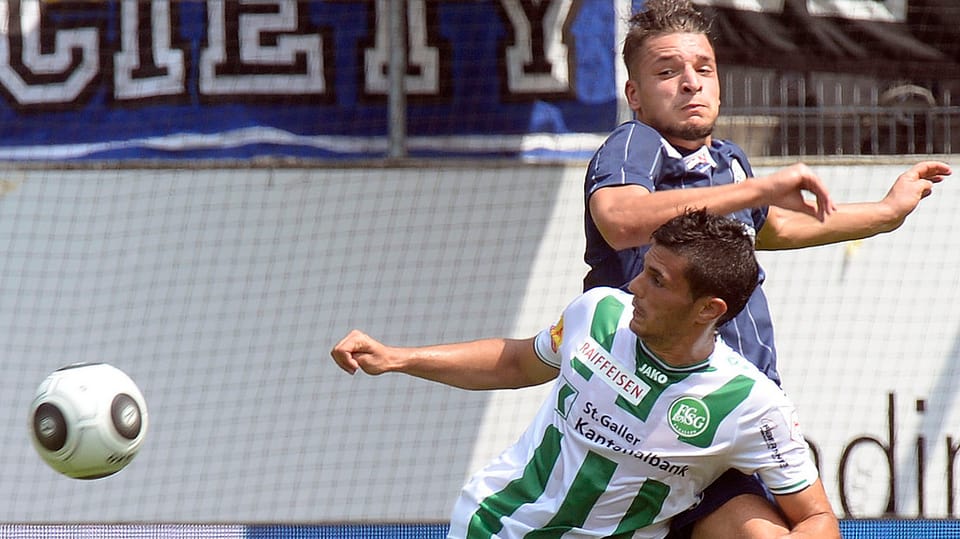 Danijel Aleksic dal FC Son Gagl è sut pressiun dal Turitgais Berat Djimsiti.