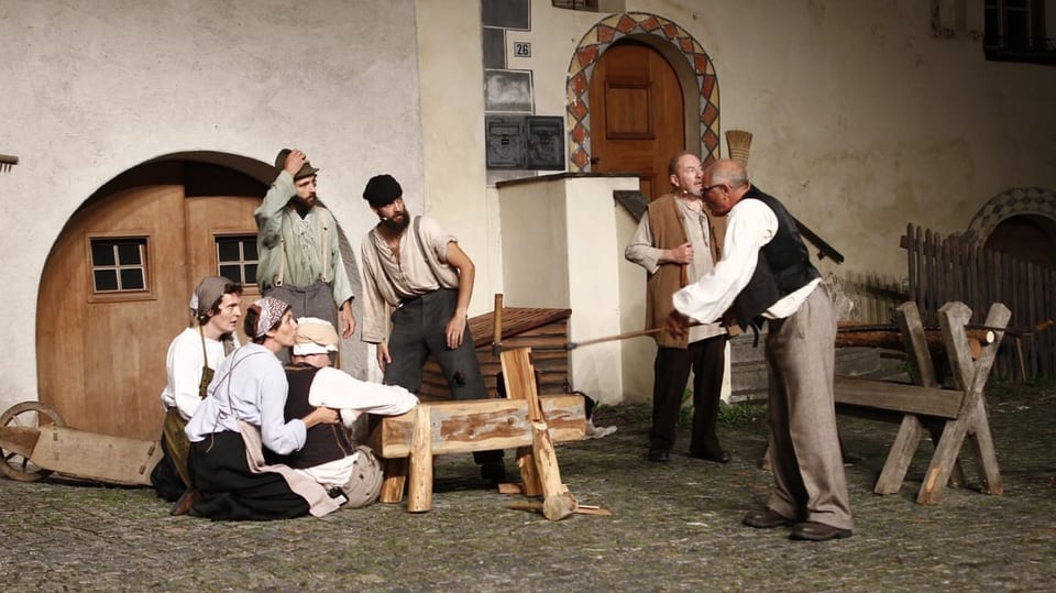 Hektisches Treiben auf dem Platz, alle helfen Vincenz wieder auf den Füssen