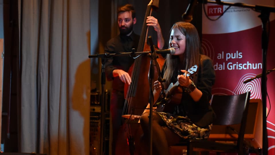 Martina Iori durant ses concert al «Da cumpagnia» a Cuira. Ina giuvna musicista accumpognada dad in contrabassist.