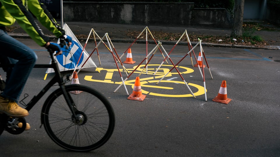 Ina part d'in velo cun ina persuna e dasperas sin via èsi gist vegnì marcà in velo sin la via, ins vesa anc, co il toc da via è serrà giu.