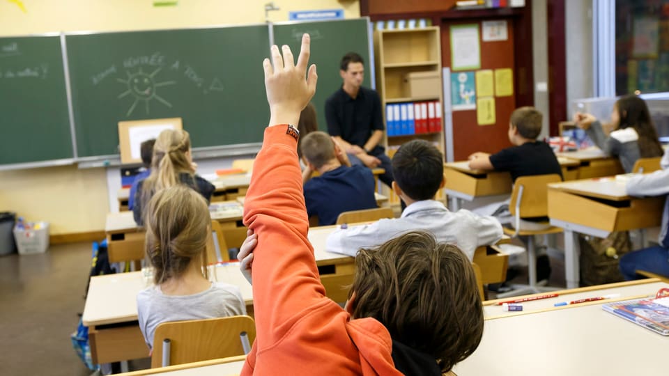 Scola primara cun scolars e scolast.