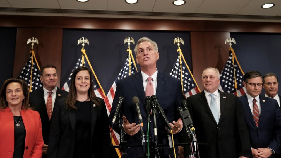 Manader da la maioritad republicana en la chombra da represchentants Kevin McCarthy suenter la victoria tar ils Midterm.