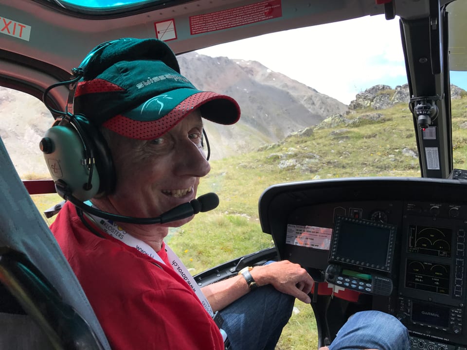 Andrea Tuffli, il fundatur dal Swissalpine persequitescha la cursa or dal helicopter.