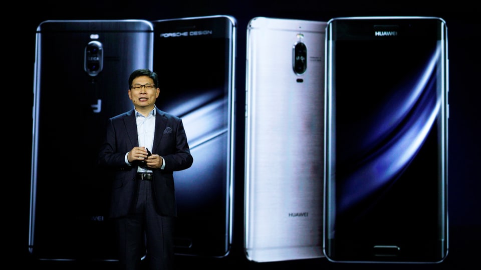Il CEO da la firma Huawei preschenta in nov smart-phone.