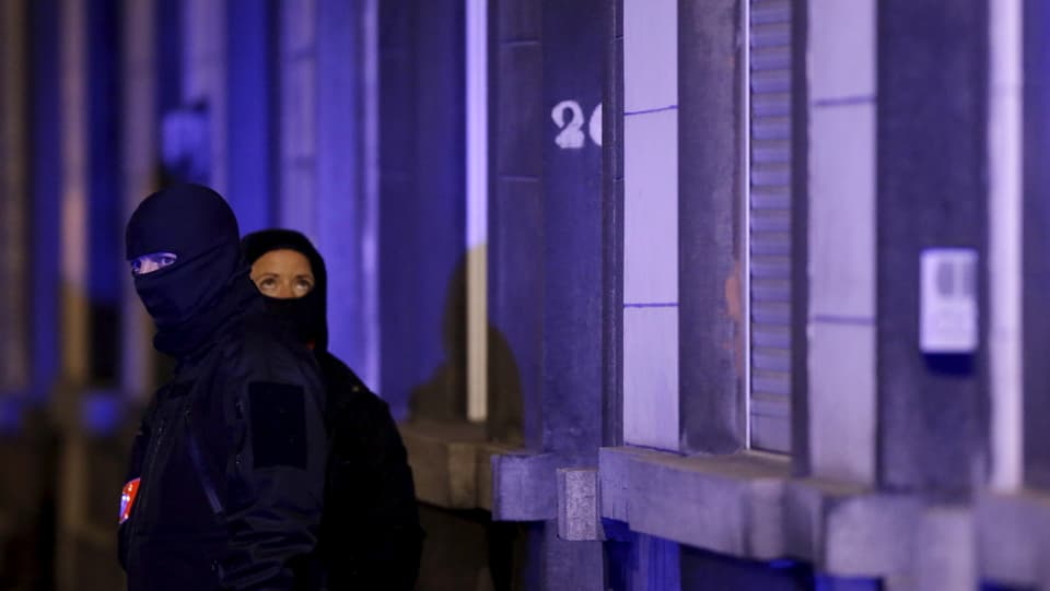 Dus policists mascrads la notg avant ina chasa.