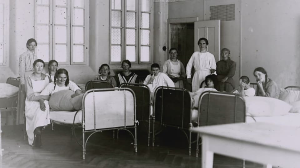 Dunnas en la clinica psichiatrica Frauen in der psychiatrischen Klinik