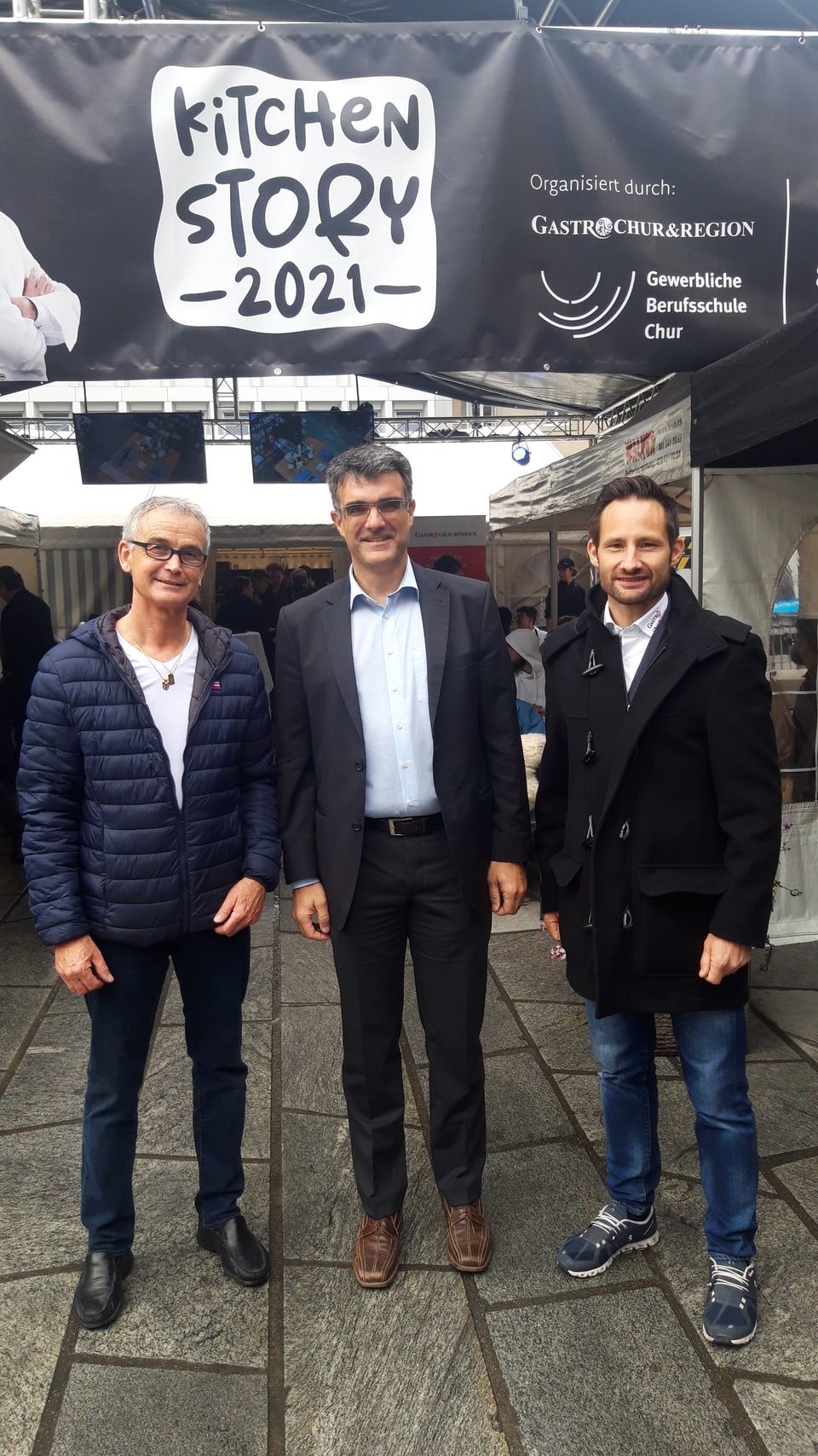 Franz Sepp Caluori, Marcus Caduff e Marc Tischhauser èn postads avant la tenda.