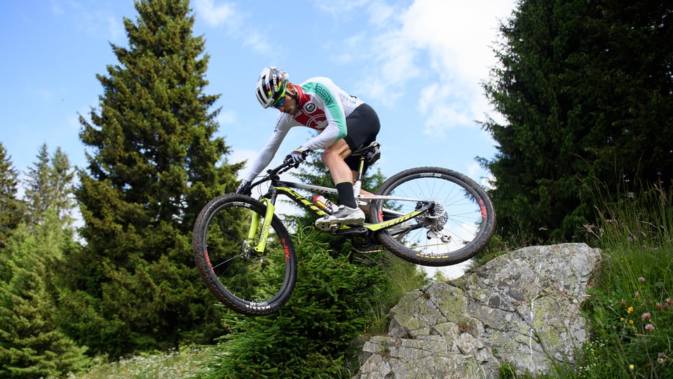Purtret da Nino Schurter sin il velo. 