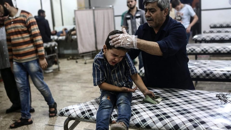 In mattet che vegn tgirà en in ospital en la Siria.